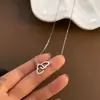 Collar de amor hueco de acero de titanio resistente a la decoloración para mujer, colgante de amor con diseño de nicho de lujo ligero, cadena de clavícula de temperamento versátil