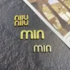 Letras Inglesas Retro Aleación de Zinc Accesorios de Joyería Simple DIY Adornos para la Cabeza Pasadores Zapatos y Sombreros Material Hecho a Mano Venta al por Mayor