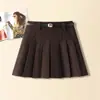 Saia Midi Plissada Elegante de Cintura Alta Emagrecedora Feminina 2026 Outono/Inverno Novo Estilo Cinza Terno com Letras Meia Saia