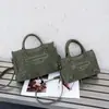 25 Bolsas de Motocicleta Nuevas de Cuero Escarchado Retro, Modernos Atractivos de Nicho con Remaches, Bolsos de Hombro Cruzados de Cuero Genuino