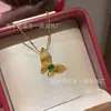 Venta al por mayor de fábrica pequeño rojo departamento material natural peligroso yang verde jade mariposa colgante s925 plata incrustado pequeño fresco trefilado