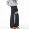Nova coleção de outono: calça de moletom masculina com textura de tricô e estampa de escamas de dragão, com três listras, cós elástico, cordão, corte solto e design de perna reta para uso casual