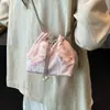 Bolsas Pequeñas de Moda Transfronterizas para Mujer Este Año, Bolsas de Tela Estilo Nuevo 2026, Bolsos Cubo con Cordón, Bolsos Cruzados Versátiles con Cadena
