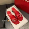 Sapatos de Salto Alto Bloco com Bico Quadrado de Design Exclusivo para Mulheres, Novo Estilo Verão 2025, Sandálias Estilo Francês com Tira de Strass em Formato de Coração