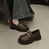 Mocassins Redondos Retro Franceses Femininos 2026 Outono Novo Versátil Slip-on Estilo Britânico Plano Pequenos Sapatos de Couro Femininos