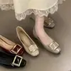 Zapatos de salón poco profundos de punta cuadrada estilo francés para mujer, nueva moda otoño 2025, hebilla cuadrada, adecuados para faldas, con aumento interno de altura, elegantes zapatos para ir al trabajo