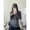 Suéter de punto versátil Sun Yoo gris de cintura alta, escote en V elegante, ajuste ceñido, top base suave de manga larga