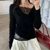 Foto real de camiseta de manga larga ajustada de diseño irregular con empalme de encaje fuera del hombro, moda estilo coreano