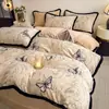 Juego de cuatro piezas de terciopelo de leche tallado, sábana bajera de forro polar coral engrosada, funda de edredón suave, sábana ajustable y juego de ropa de cama de tres piezas