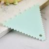 Raspador de plástico nuevo semicírculo triángulo diente de sierra raspado pastel crema espátula cuchillo para cortar raspador de rollos de arroz para hornear