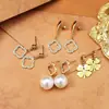 Brincos da Moda Novo Trevo de Quatro Folhas com Design Levemente Luxuoso e de Alta Qualidade, Brincos Pendentes de Pérola, Joia de Tarraxa Eletrodepositada em Aço Titânio 18K