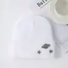 Nuevos Gorros de Punto Cálidos Estilo Coreano Otoño e Invierno para Hombres y Mujeres, Gorros de Lana de Moda y Versátiles Bordados de Planeta, Venta al por Mayor