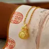 Tienda de Joyería Chapada en Oro Mismo Estilo Filigrana Hueca Bolsa de la Suerte Bolsa de Dinero Colgante para Mujeres con Diseño Único Cadena para Clavícula Imitación Oro