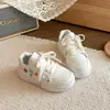 Zapatillas Deportivas Suaves para Niñas 2026 Primavera/Verano Nuevo Moda Infantil Versátiles Zapatos Blancos Pequeños Decoración de Flores Zapatillas de Caña Baja