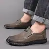 Novos sapatos masculinos de verão respiráveis antiderrapantes slip-on desodorantes versáteis confortáveis moda sapatos masculinos de couro