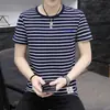 2025 Nueva Camiseta de Verano para Hombre Cuello Redondo Rayas Manga Corta Estilo Coreano Ajustada Moda Juvenil Casual Versátil Ropa para Hombre