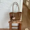 Bolso tejido retro de moda para mujer, nuevo estilo 2026, bolso de hombro versátil para el trabajo, bolso tote pequeño más vendido para otoño e invierno