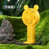 Venta al por mayor de fábrica trémolo carga USB de mano puesto portátil mini escritorio mercado nocturno empujar juguete ventilador pequeño