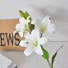 Nova Flor Artificial com 3 Cabeças e 2 Botões, Lírio Grande, Lírio em Película Impressa em 3D, Decoração Suave para Salão de Casamento, Comércio de Exportação