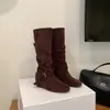 Nuevos estilos de otoño e invierno: Tacón de 6 cm, botines de estilo coreano con punta redonda y hebilla, con detalles suaves y plisados para un efecto adelgazante, de altura media hasta la pantorrilla, para mujer