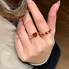 Anillo de Corazón Rojo Pequeño Incrustado de Diamantes que Hace Palpitar el Corazón para Mujer, Anillo de Moda Vintage Rojo de Corindón Lujo Ligero, Diamante de Alto Carbono Vintage