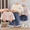 Conjunto de Roupas de Outono para Meninas 2026 Novo Estilo Moda Primavera e Outono para Bebês Versão Coreana Suéter com Letras Colete Conjunto de Três Peças Atacado