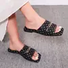 Nuevas Sandalias Planas de Lunares Verano 2026 Talla Grande Cadena Metálica Casual Exterior Punta Cuadrada Chanclas de Playa para Mujer