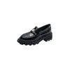 Zapatos de Cuero Pequeños Camelia Amor Hebilla Dorada Retro Suela Gruesa Boca Profunda 2026 Invierno Slip-on Estilo Perezoso Mocasines para Mujer