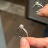 Anillo abierto de metal con perla y circonita de lujo ligero, diseño femenino con personalidad de nicho, anillo de temperamento simple que combina con todo.