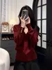 Camiseta de punto de cuello en V rojo de alta gama con mangas largas para mujer, suéter elegante estilo otoño e invierno, top bonito para usar en capas