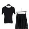 Falda plisada exquisitamente confeccionada, transparente y dinámica + top de punto Tencel negro con efecto adelgazante, mangas cortas elegantes, talla única, con etiquetas