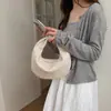 Bolsa de Bolinho Trançada Nó Retrô Feminina 2026 Novo Estilo Preguiçoso Bolsa de Mão Meia-Lua Grande Capacidade Bolsa de Mão para Trabalho