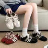 Zapatos nuevos para mujer de bloques de color suela blanda zapatos de patinaje de primavera con cordones zapatos casuales zapatos de entrenamiento alemanes de cuero suave para mujer 2026 zapatos Forrest Gump anti