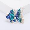 Venta al por mayor, nueva tendencia, broche de pez dorado tridimensional con gota de aceite de aleación, colgante de doble uso, accesorio de ropa que combina con todo, pin