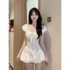 Vestido Branco Feminino Estilo Francês First Love com Mangas Bufantes Design Slim Saia em Formato de Botão com Laço Verão