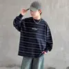 Camiseta de Manga Larga a Rayas para Niños Top Guapo para Niños Nuevo Estilo 2026 Talla Mediana a Grande Niños Elegante Versión Coreana Camiseta Básica Moderna