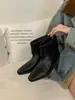 Botas versáteis retrô de couro macio com bico quadrado, botas curtas 2026 para mulheres, dobráveis para primavera e outono, novo estilo de moda com design oculto que aumenta a altura