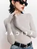 Elegante camisa base de punto gris de cuello medio alto para mujer, corte ajustado, suéter suave y acogedor para otoño e invierno, top de manga larga