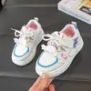 Zapatos Blancos Pequeños para Niñas Lindos Dibujos Animados Zapatos Deportivos Infantiles 2026 Nuevo Estilo Primavera y Otoño Zapatos Casuales para Niños Medianos y Grandes Zapatos de Skate para Niñas