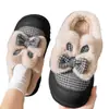 Chinelos de Algodão de Salto Alto para Mulheres Inverno 2026 Novo Estilo Solado Grosso Aumenta Altura Quente Forrados com Pelúcia Chinelos de Laço para Mulheres Outono/Inverno Externo