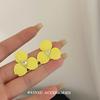 Aretes de botón de flor amarilla simple de principios de primavera Diseño de nicho Mori Ins Exquisitos Dulces Moda Combinable Distintivos Aretes de botón
