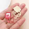 Nuevo accesorio de colgante de aleación con forma de corazón de jeringa médica roja y blanca, gorro de enfermera, accesorio para joyería de nicho DIY