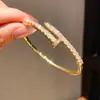 Pulsera Hebilla de Uña de Circonita Electrochapada en Oro Real de 18 Quilates Lujo Accesible Pulsera de Gama Alta Diseño de Nicho Joyería Versátil para la Mano