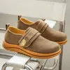 Zapatos casuales deportivos de gamuza para hombre 2026 modelo nuevo sin cordones con velcro para hombre punta ancha zapatos de moda zapatos para aumentar la altura de hombre