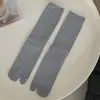 Meias de Dois Dedos para Mulheres, Estilo Japonês, Cor Sólida Simples, Listras Verticais, Meias de Cano Médio com Dedos Separados, Meias para Chinelo