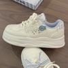 Tênis Brancos Espessos Fofos e Únicos para Mulheres, Novo Estilo Outono 2026, Sapatos Esportivos Casuais Versáteis