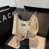 Bolsa pequena acolchoada com corrente versátil para primavera-verão, modelo novo 2026, bolsa de ombro estilo bolinho, bolsa transversal estilosa e elegante