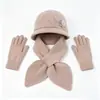 Conjunto de três peças para mãe para outono e inverno: novo chapéu de tricô floral com pelo de coelho, cachecol e luvas para aquecimento e proteção das orelhas
