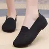 Zapatos de tela estilo Old Beijing para mujer, modelo nuevo de verano 2026, malla transpirable, suela suave, cómodos zapatos casuales para madres de mediana edad y mayores