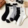 Nuevos Calcetines de Mujer para Otoño Poliéster Algodón Bloque de Color Blanco y Negro Calcetines de Media Caña con Letras Versátiles Ins de Moda Calcetines Holgados para Estudiantes de Primavera y Otoño